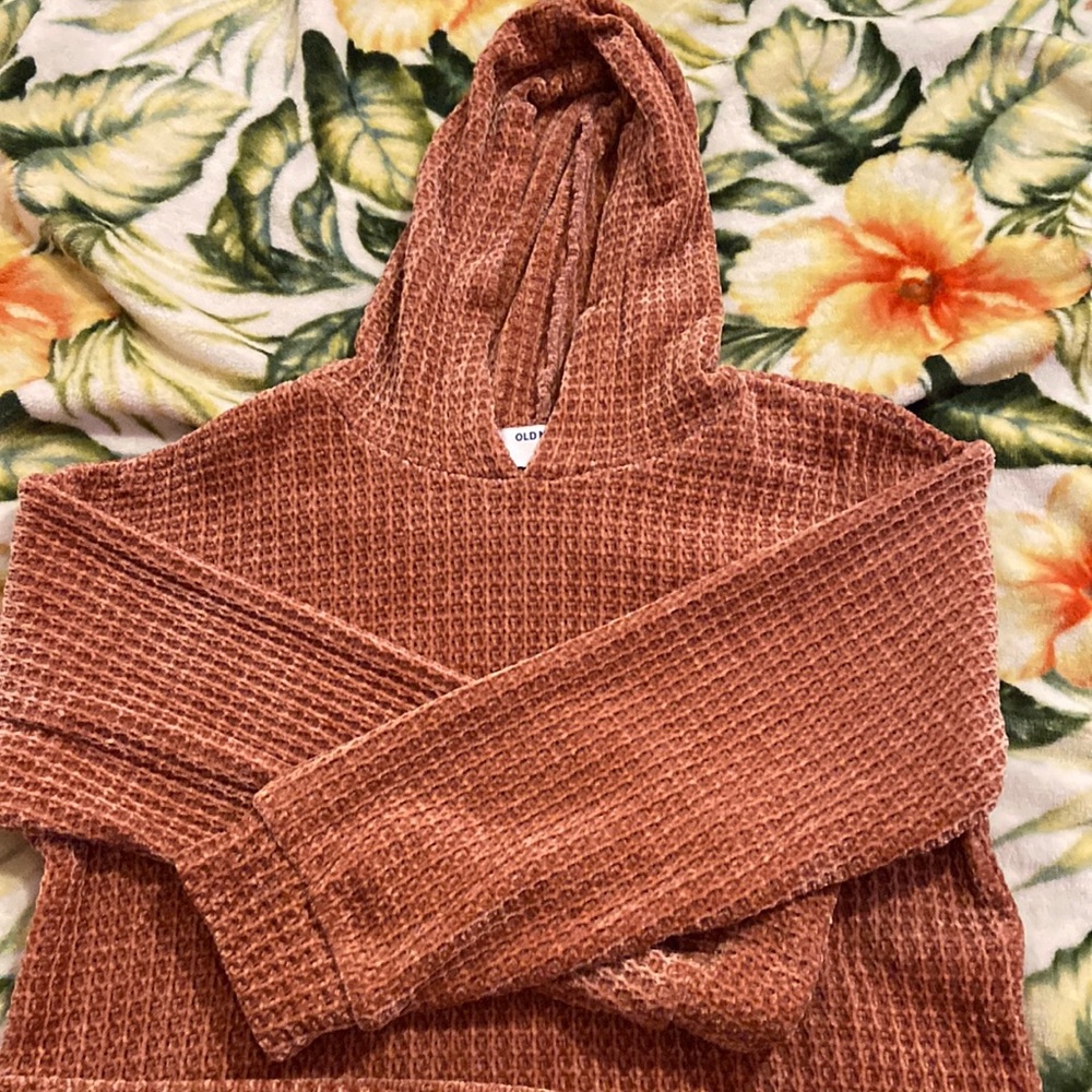 It’s a deep pink coral shade very comfortable it’s an extra large in kids